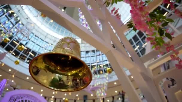 Sino Cor Dourada Está Pendurado Shopping Como Decoração — Vídeo de Stock