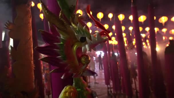 中国の旧正月の夜に寺院で焼かれた龍香棒の頭を閉じてください — ストック動画