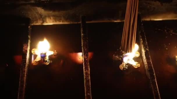 夜になると石油ろうそくの火で線香を燃やす — ストック動画
