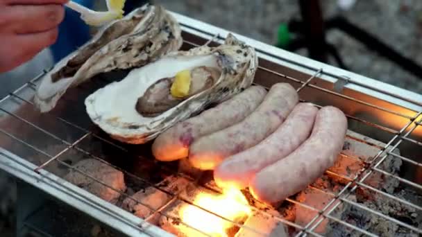 在Belcheri牡蛎肉和用木炭烹调的香肠上放上近景奶酪 — 图库视频影像