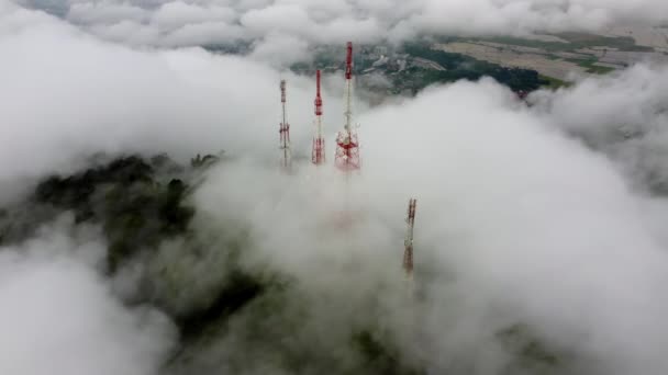 궤도에서 안개낀 날에는 꼭대기에 타워를 바라본다 — 비디오
