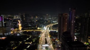 Otoyol KL şehrinde hava manzaralı araba trafiği