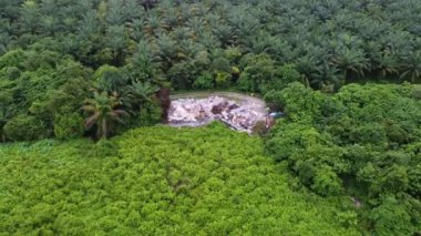 Hava manzaralı çöplük yeşil açıklıkta.