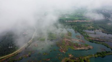 Gökyüzü bulutu yeşil yemyeşil turkuaz taş ocağının üzerinde hareket ediyor