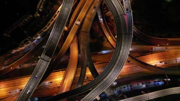 Letecký Rotační Pohled Dolů Noční Automobilový Provoz Dálnici Interchange — Stock video