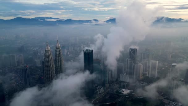 Klccツインタワーとその周辺の超高層ビルを霧の雲の中でドローン撮影 — ストック動画