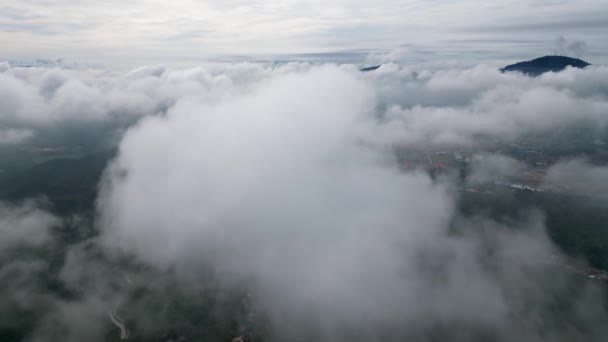 Αεροφωτογραφία Πετούν Πάνω Από Χαμηλό Σύννεφο Στη Φυσική Αγροτική Περιοχή — Αρχείο Βίντεο