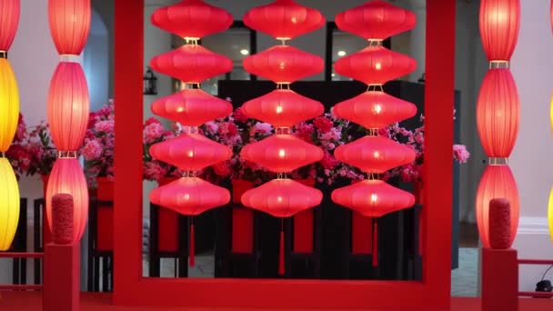 Avance Lentamente Hacia Decoración Linterna Roja Iluminada Cuelgue Fila — Vídeo de stock