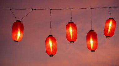 Bon Kodori sırasında, 5 Japon fener süslemesini güzelliğin alacakaranlık saatinde kapat