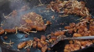 Char kuey kak Kızarmış Pirinç Keki yemeği kağıt tabağa konur. Lezzetli Malezya sokak yemekleri