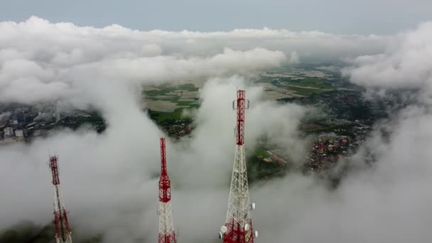 구름이 날에는 탑에서 날아오는 비행기들 — 비디오