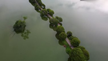 Göl boyunca hava manzaralı koşu yolu