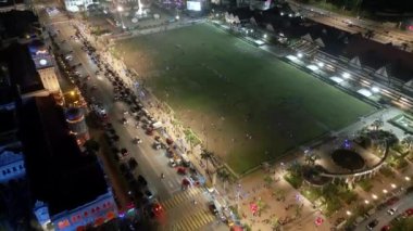 Hava manzaralı insanlar gece Dataran Merdeka yeşil sahasında toplandılar.