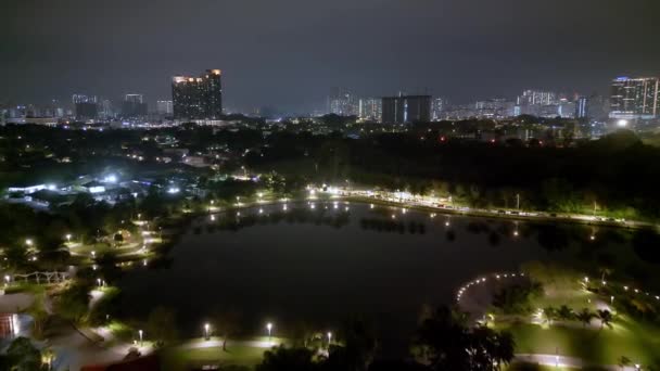 晚上空中飞越绿地泰西克蒂万格萨 — 图库视频影像