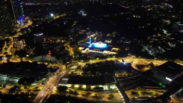 Αεροφωτογραφία Εθνικό Τζαμί Και Νυχτερινή Κυκλοφορία Στην Κουάλα Λουμπούρ — Αρχείο Βίντεο