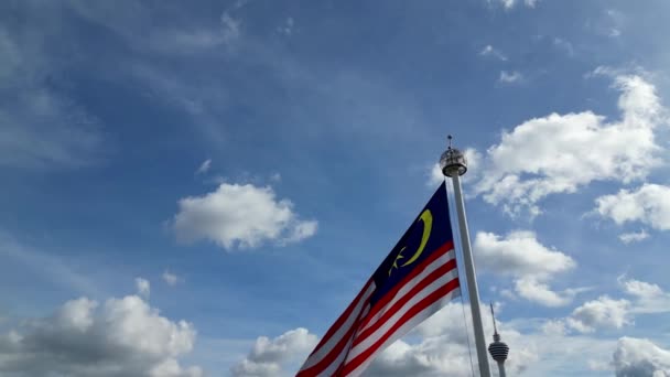 Roterande Jalur Gemilang Malaysia Flagga Dataran Merdeka Blå Solig Dag — Stockvideo