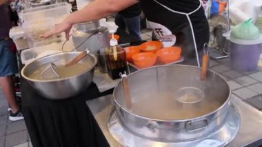 Batu Kawan, Penang, Malezya - 20 Ağustos 2022: Yemek festivalinde wantan mee 'nin odak hazırlanmasını seçin. Lezzetli Malezya sokak yemekleri