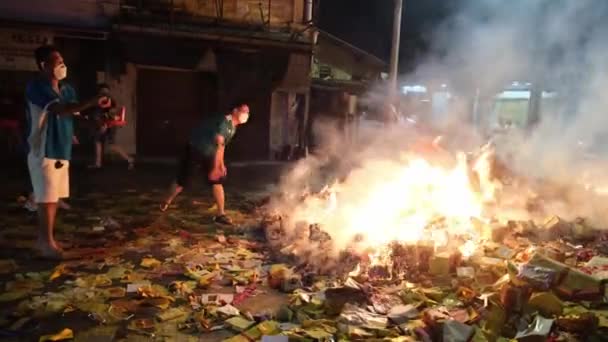 マレーシアのペナン州ブキッ メルタジャム 2022年8月14日 中国の信者が空腹の幽霊祭りの間にジョスペーパーを燃やす — ストック動画