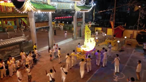 2022年9月29日マレーシア ペナン州ジョージタウン 空中ビュー黄色いボートモデルが夜のパレードの後に塔ブーケン クェン タイ寺院に戻ります — ストック動画