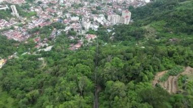 Ayer Itam, Penang, Malezya - Ekim 05 2022: Penang Tepesi 'ndeki funiküler araba demiryolundan inen hiperlapse