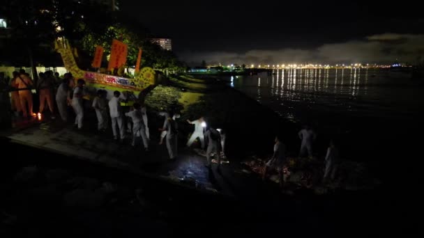 マレーシア ペナン州ジョージタウン2022年10月4日 九天皇祭最終日に船型を海に動かす — ストック動画
