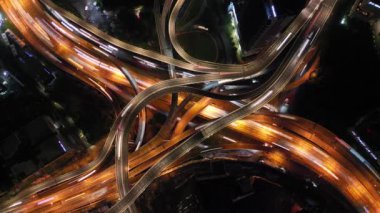 Damansara, Selangor, Malezya - Kasım 04 2022: Malezya 'nın en karmaşık DASH Karayolu gecesi hareket hafif trafik. Havadan yukarıdan aşağıya görünüm