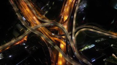 Damansara, Selangor, Malezya - Kasım 04 2022: Geceleri Asean 'ın en karmaşık karayoluna hava dönüşümlü bakış