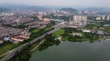 Kepong, Kuala Lumpur, Malezya - Kasım 05 2022: Taman Büyükşehir Kepong 'un yanındaki Selayang Kepong karayolu