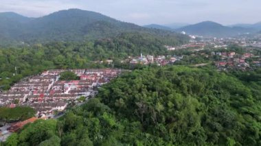 Kepong, Kuala Lumpur, Malezya - 06 Kasım 2022: Kepong kasabasının yeşil manzaralı havacılık manzaralı yerleşim alanı