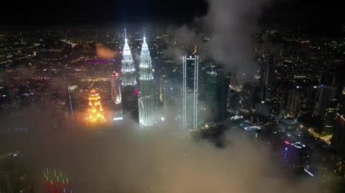 Bukit Bintang, Kuala Lumpur, Malezya - 12 Kasım 2022: Düşük bulutlu gecede KLCC kulesi