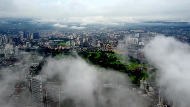 マレーシアのクアラルンプール ブキッ ビンタン 2022年11月12日 セランゴール クラブに向かって低雲の上を空中飛行 — ストック動画
