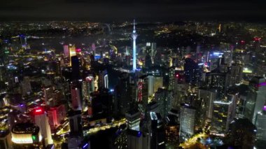Bukit Bintang, Kuala Lumpur, Malezya - 12 Kasım 2022: İHA KL kulesi ve şehir gece görüşü