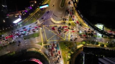 Bukit Bintang, Kuala Lumpur, Malezya - 12 Kasım 2022: İHA Bukit Bintang 'da yoğun araç trafiği ve araç trafiğini vurdu