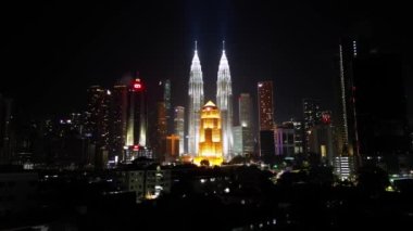 Bukit Bintang, Kuala Lumpur, Malezya - 29 Kasım 2022: Geceleri KLCC 'ye doğru havadan taşınma