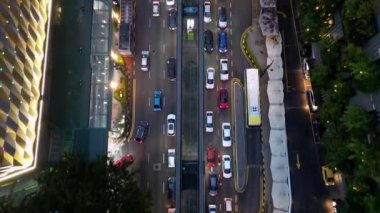 Bukit Bintang, Kuala Lumpur, Malezya - 30 Kasım 2022: Sungai Wang Plaza 'nın önündeki araç trafiğine bakın