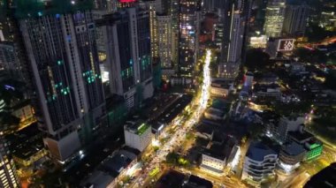 Bukit Bintang, Kuala Lumpur, Malezya - 30 Kasım 2022: Geceleri KL kasabasında hava manzaralı yoğun araba trafiği
