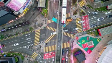 Bukit Bintang, Kuala Lumpur, Malezya - 02 Aralık 2022: Jalan Bukit Bintang ve Jalan Sultan İsmail Bintang 'ın kesiştiği yol yakınlarındaki tepeden aşağıya tek raylı görüş