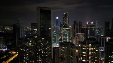Bukit Bintang, Kuala Lumpur, Malezya - 04 Aralık 2022: Geceleri KL 'nin gökyüzü manzaralı yüksek binası