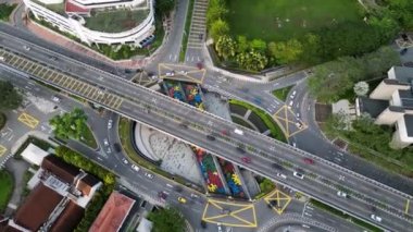 Sentul, Kuala Lumpur, Malezya - 05 Aralık 2022: Bulatan Dato Onn 'daki hava manzaralı araba trafiği ve dekorasyonu Jalan Parlimen, Jalan Kinabalu, Jalan Raja, Jalan Sultan Salahuddin