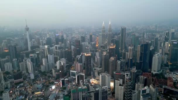 ブキッ ビンタン クアラルンプール マレーシア 2022年11月28日 青い時間帯の空中ビューブキッ ビンタン超高層ビル — ストック動画