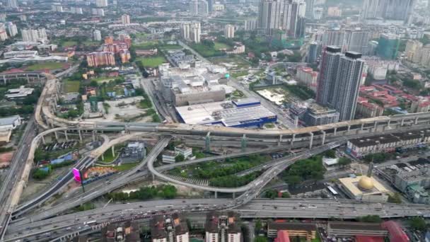 マレーシアのクアラルンプール ブキッ ビンタン 2022年12月1日 MytownショッピングセンターとMasjid Jamek Alam Shah近くの空中ビューバストストリートと車の交通 — ストック動画