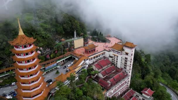 ジェント パハン マレーシア 2022年12月4日 低雲の間に空中追跡ビューチン スウィー洞窟寺院 — ストック動画