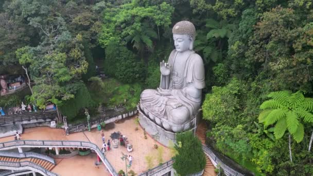 2022年12月4日マレーシア パハン県ゲンティン スウィー洞窟寺院上空の霧に覆われた雲の中で大仏像の前で空中の人々が祈る — ストック動画
