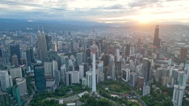 マレーシア クアラルンプールのブキッ ビンタン 2022年12月5日 朝の日の出にKlタワーへの空中移動 — ストック動画