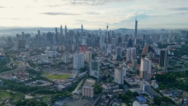 2022年12月5日 マレーシア クアラルンプール市セントラル ゴムバック川沿いのLrt駅ティティワンサを空中からの眺め 背景はKl市 — ストック動画
