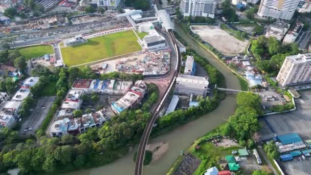 马来西亚吉隆坡Sentul 2022年12月5日 Lrt航观在贡巴克河畔Titiwangsa Lrt车站转乘 — 图库视频影像