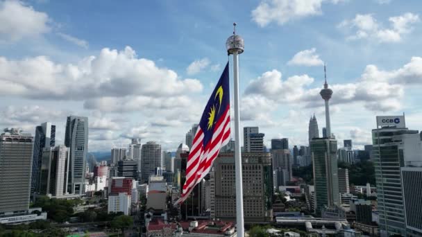 ブキッ ビンタン クアラルンプール マレーシア 2022年12月5日 天気の良い日に大きなマレーシアの旗が振っています 背景はKl町 — ストック動画