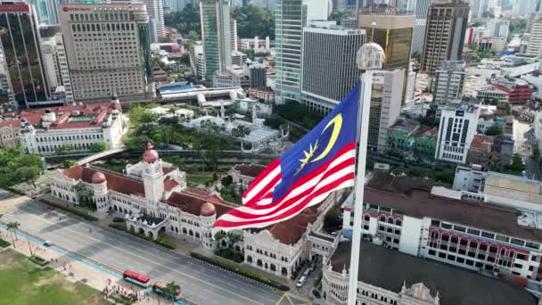 ブキット ビンタン クアラルンプール マレーシア 2022年12月5日 マレーシアの旗がダタラン ムルデカで手を振る 背景はバンバン スルタン アブドゥル — ストック動画