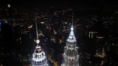 Bukit Bintang, Kuala Lumpur, Malezya - Kasım 05 2022: Komşu gökdelen ile birlikte havadan dönen görüntü KLCC kulesi