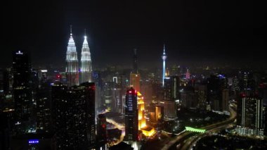 Bukit Bintang, Kuala Lumpur, Malezya - Kasım 05 2022: Hava manzaralı KLCC, KL Tower, PNB 118, TRX gökdeleni ve geceleri çevreleyen bina